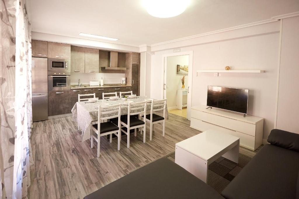 a kitchen and dining room with a table and chairs at Apartamento Turístico VIANA II in Viana