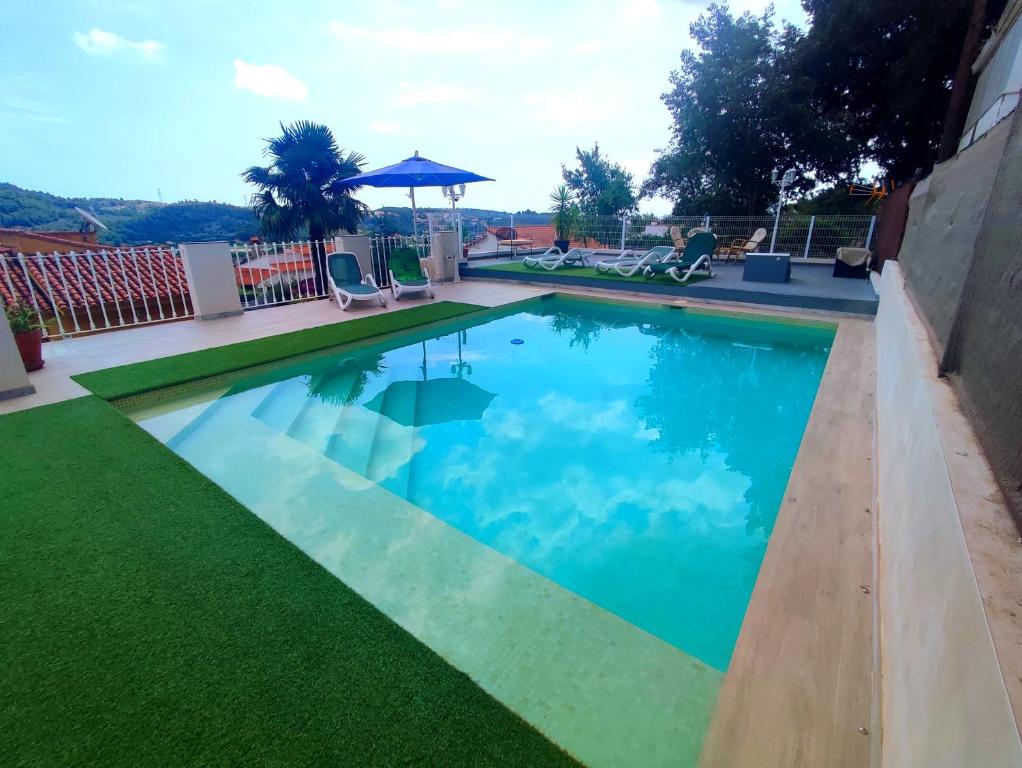 Bazén v ubytování VILLA FALCONERA APARTAMENTS, GANDIA a las faldas de la montaña nebo v jeho okolí