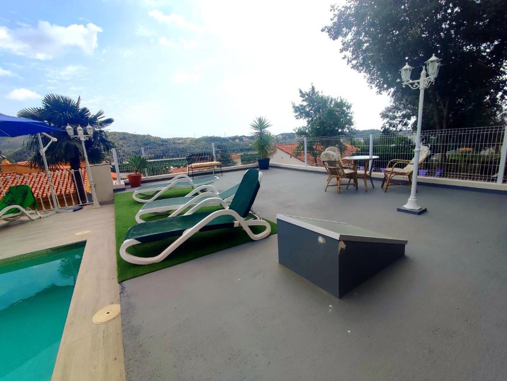 Bazén v ubytování VILLA FALCONERA APARTAMENTS, GANDIA a las faldas de la montaña nebo v jeho okolí