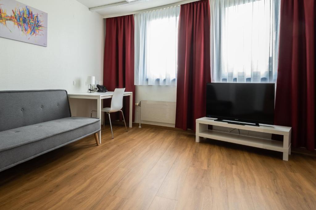 TV a/nebo společenská místnost v ubytování Hotel Sommerhaus Linz