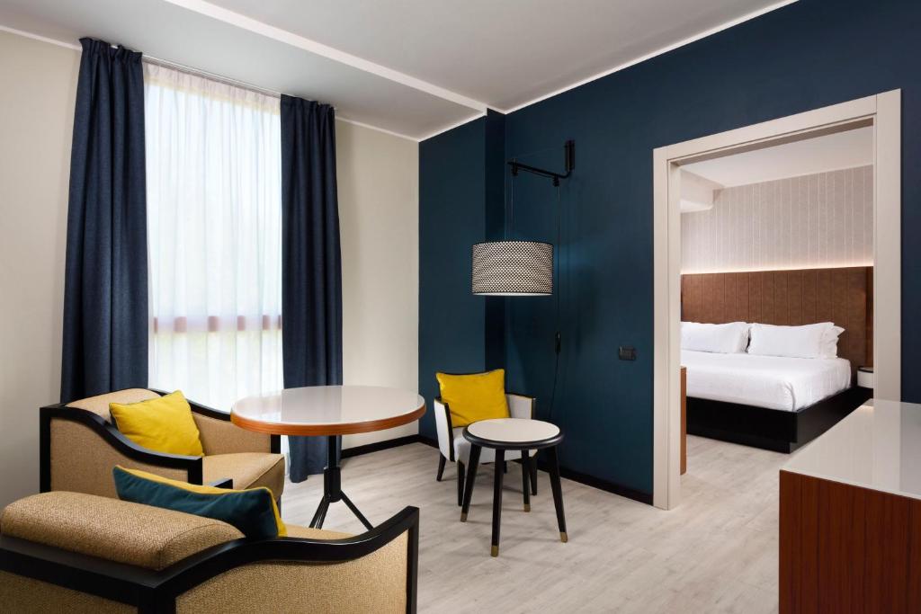 Postel nebo postele na pokoji v ubytování Four Points by Sheraton Siena