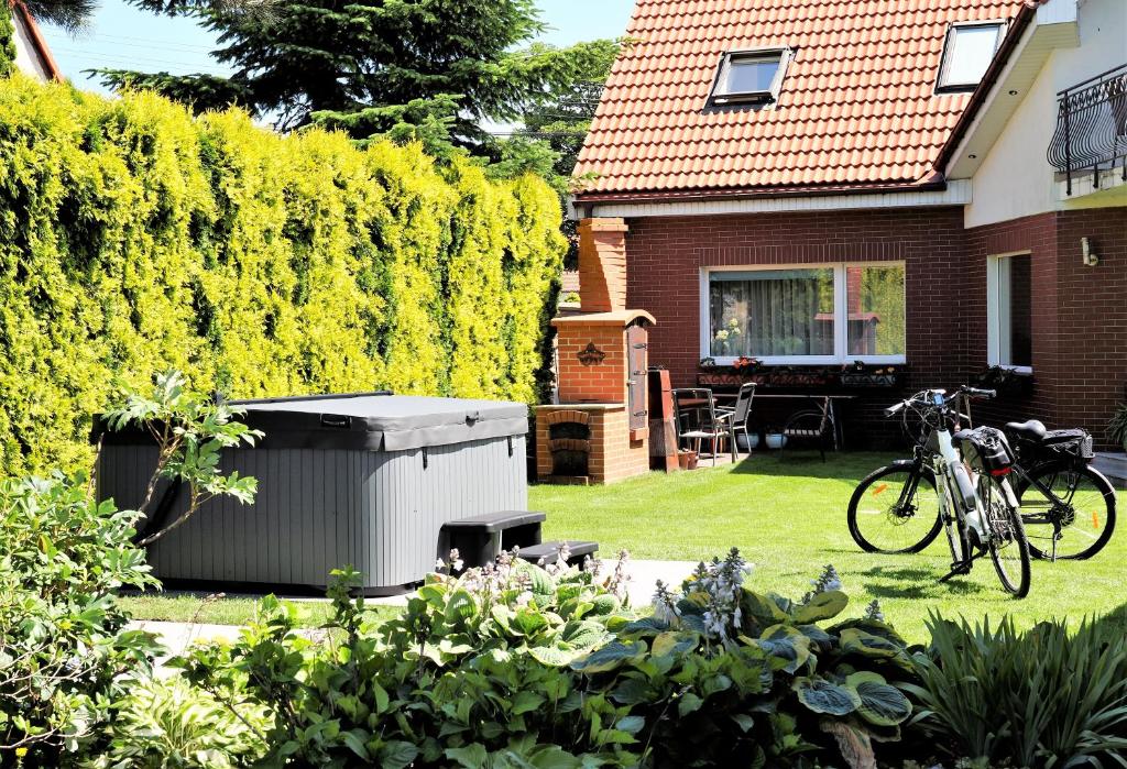 un jardín con una bicicleta estacionada en el patio en Dom Atalia Wynajem pokoi, en Łeba