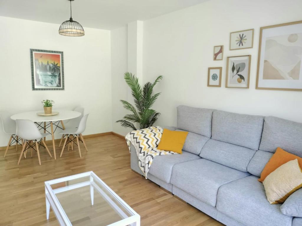uma sala de estar com um sofá e uma mesa em Acogedor apartamento en Anguiano em Anguiano