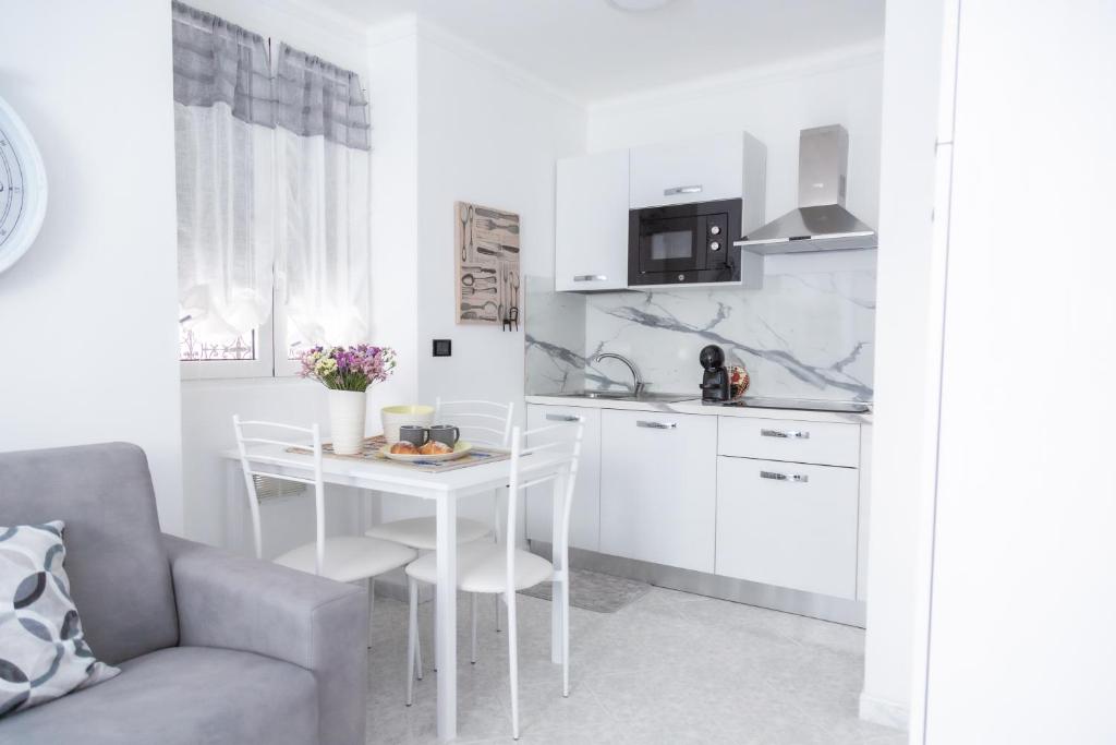 Η κουζίνα ή μικρή κουζίνα στο Casa Liri Sanremo -centrale, moderna, 5min spiaggia, Ariston-