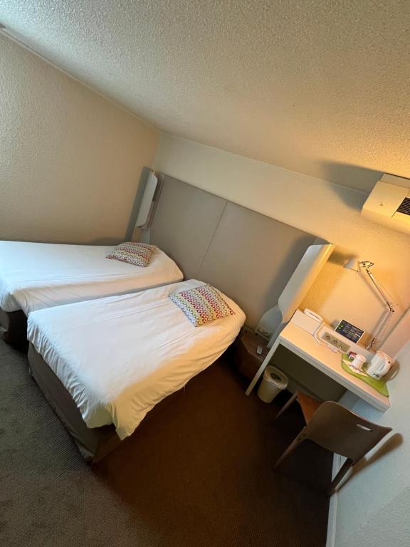 Campanile Dunkerque Sud - Loon Plage - Standard Queen Room With Two Single Beds