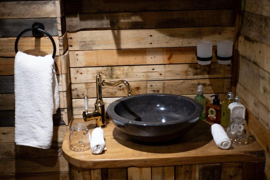 Fotografie z fotogalerie ubytování Burtree Country House, Tipi's, Treehouse & Lodge & house rooms with hot tubs in a private garden v destinaci Thirsk
