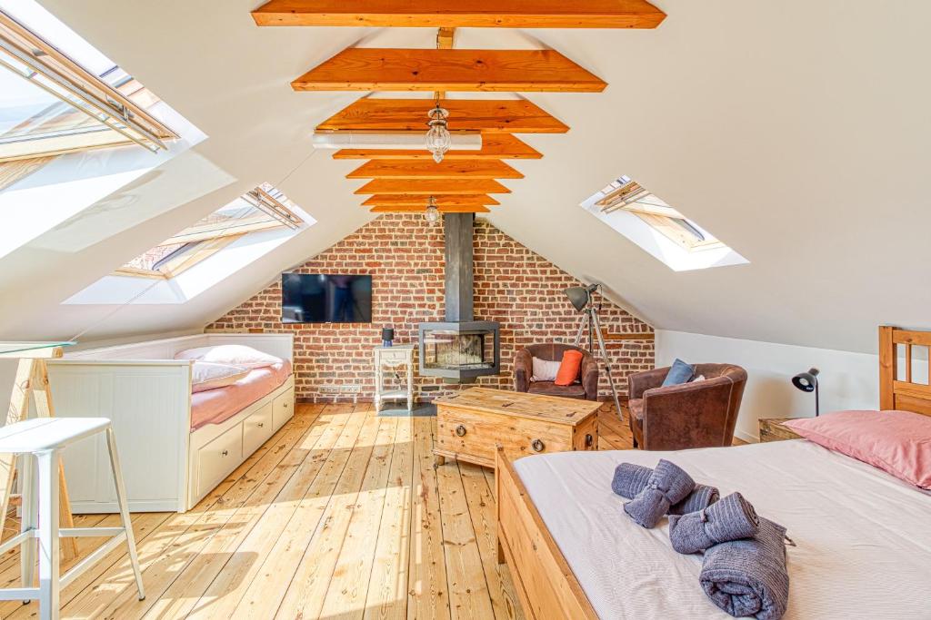 sypialnia na poddaszu z świetlikami i ceglaną ścianą w obiekcie Le Verlaine - appt charmant cosy idéalement situé w Calais