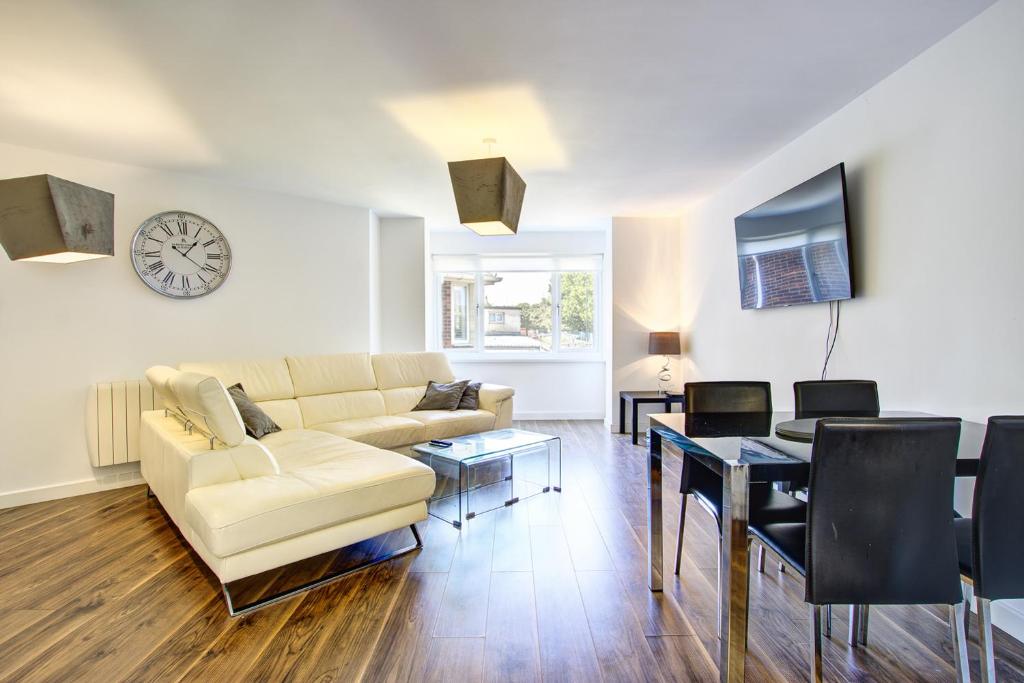 - un salon avec un canapé et une table dans l'établissement Sunderland Short Stays 2 bedroom apartment Free Parking Fulwell SR6, à Sunderland