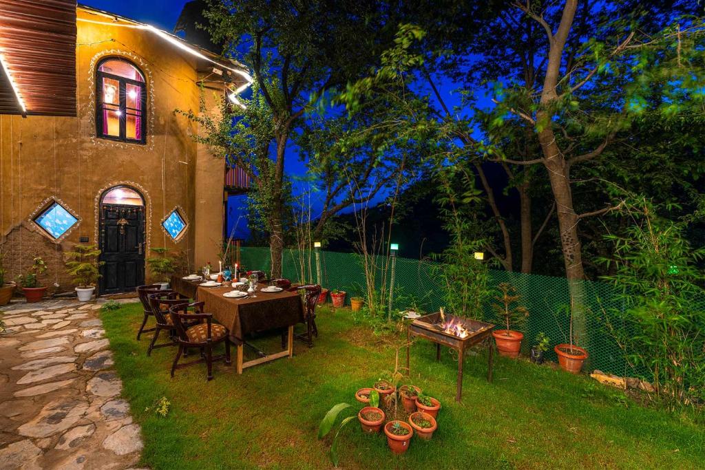 En restaurant eller et spisested på Dharamalaya by StayVista - The Eco Home