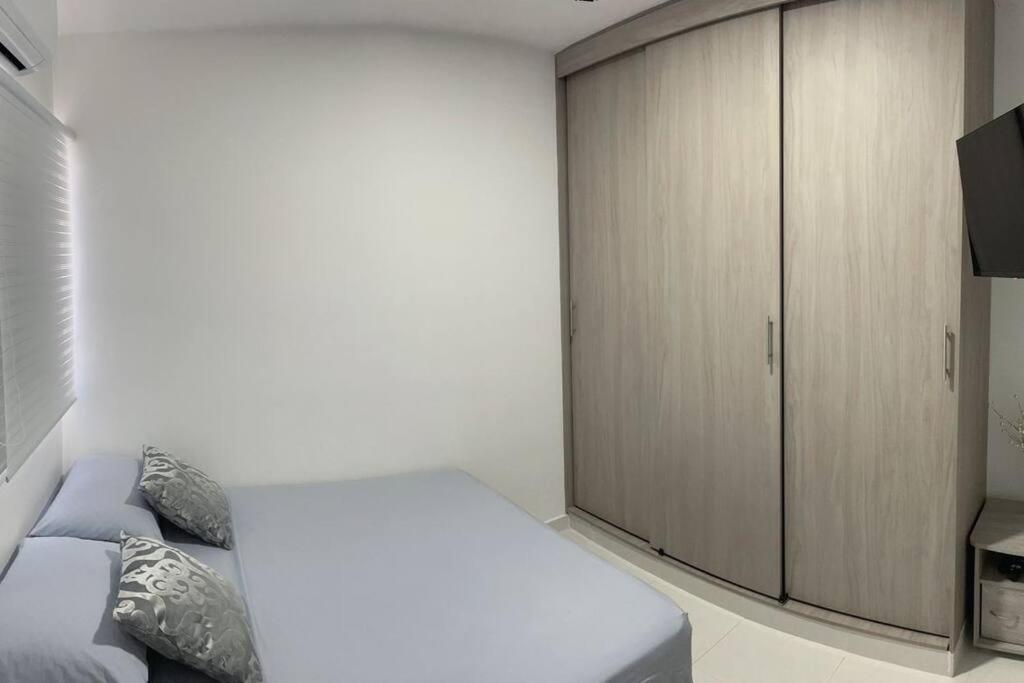 1 dormitorio con 1 cama y armario en Apartamento muy cerca al Mar de 3 habitaciones, en Cartagena de Indias