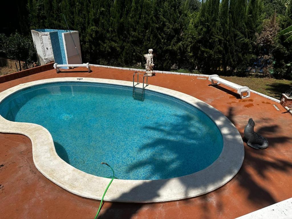 a large swimming pool on top of a roof at Villa Rosa Rasero 
