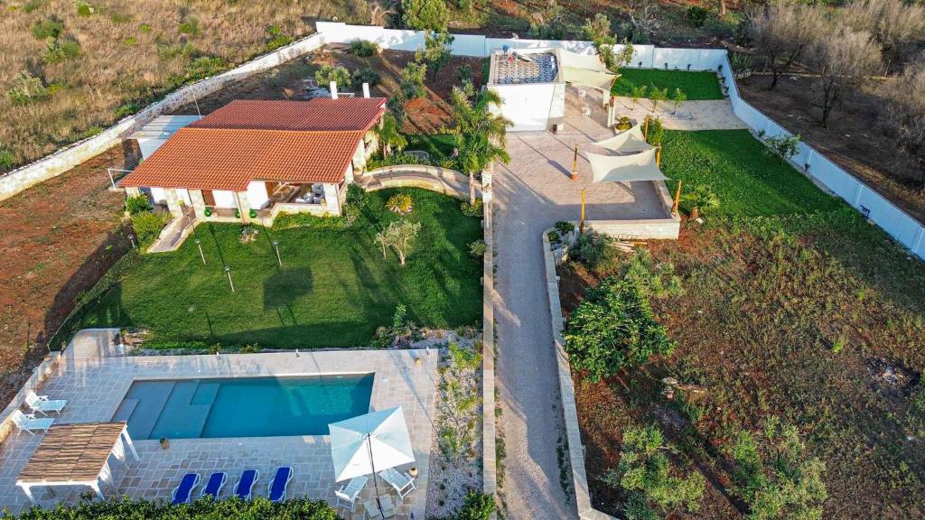 an overhead view of a house with a swimming pool at Ugento Country Cottage - Villa con Piscina in Ugento
