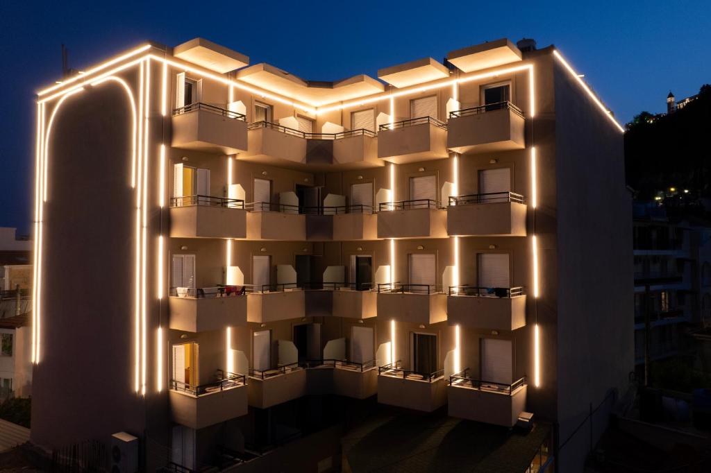 un edificio con luces encendidas por la noche en Palatino Hotel en Zakynthos