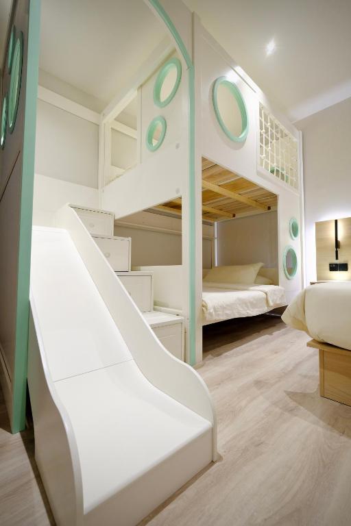 Giường trong phòng chung tại Rest Bugis Hotel