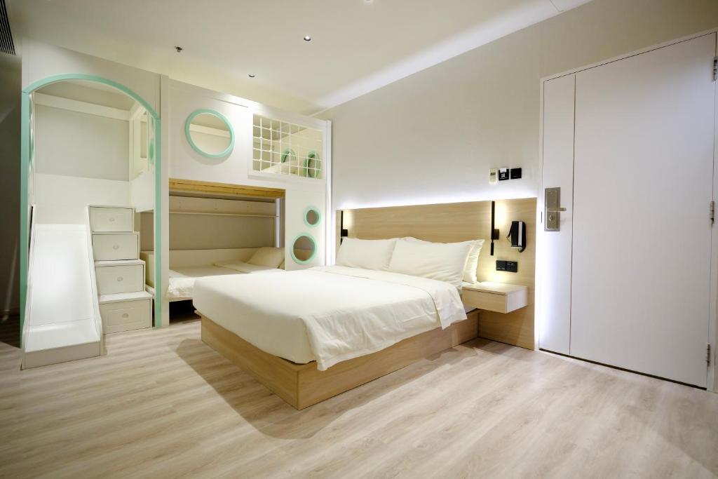 Giường trong phòng chung tại Rest Bugis Hotel