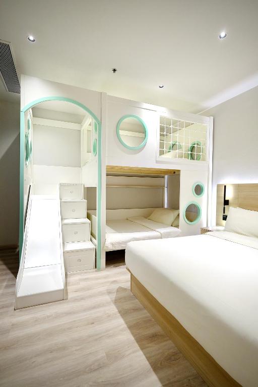 Giường trong phòng chung tại Rest Bugis Hotel