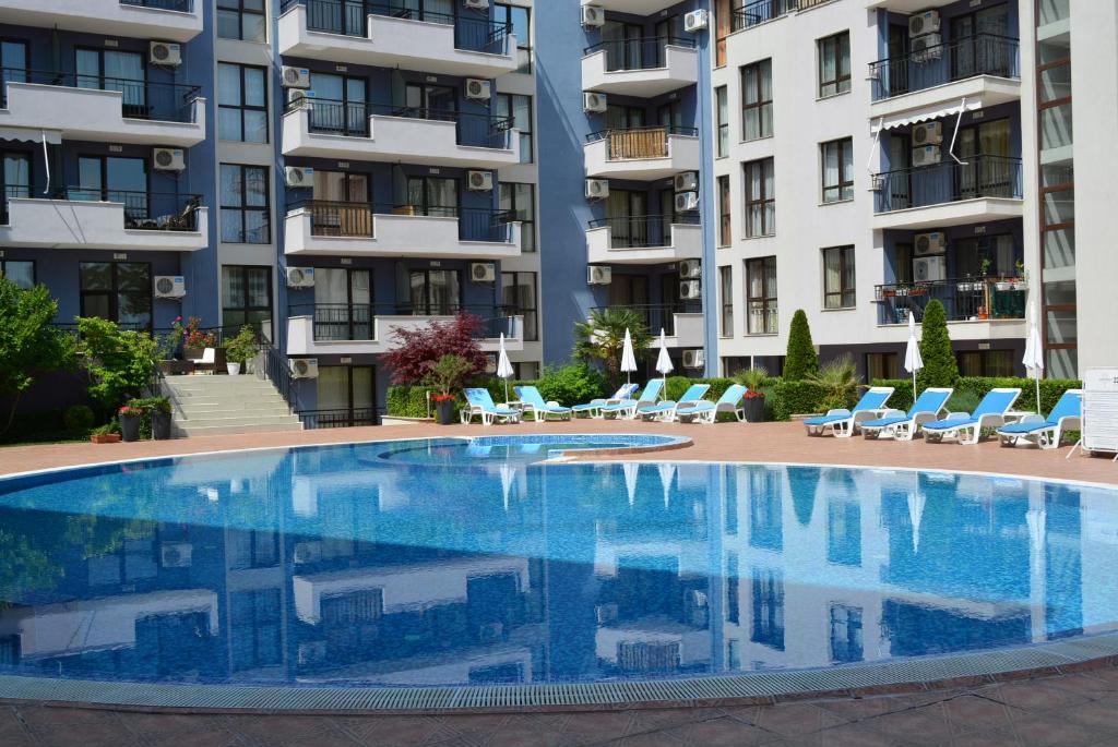 a large swimming pool in front of a building at Apart Complex Amphora Palace in Golden Sands