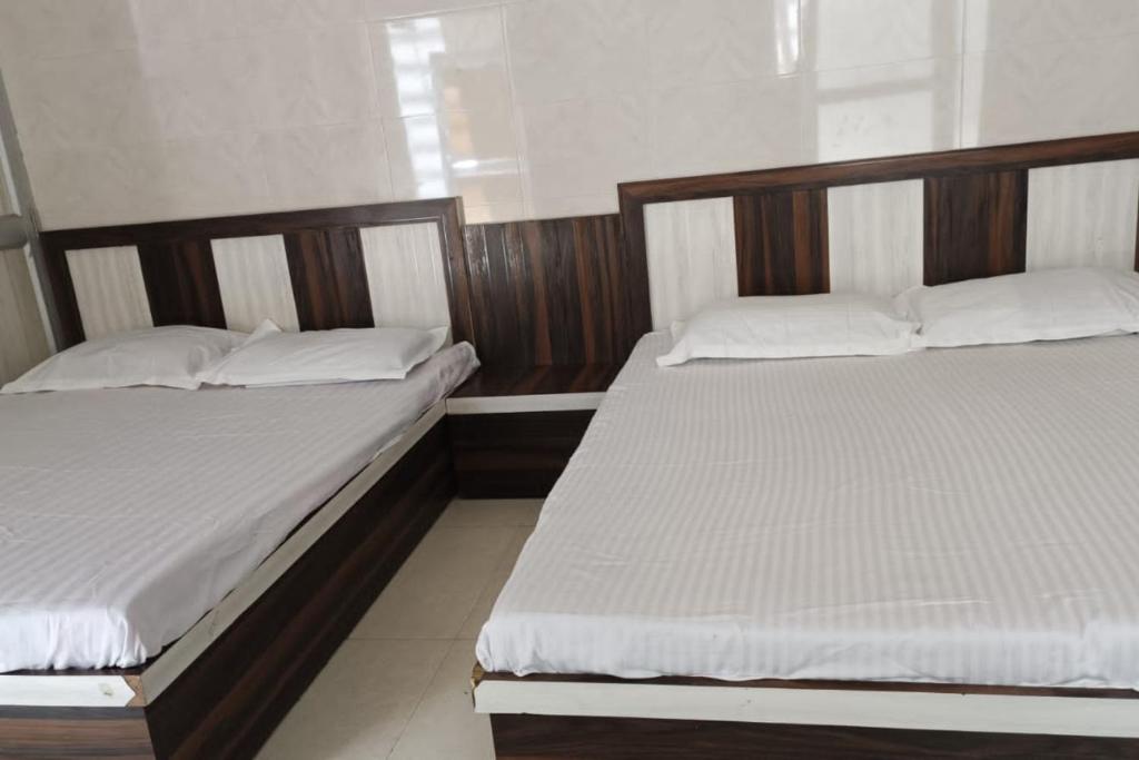 two beds in a room with at IFM Guest House in Amritsar