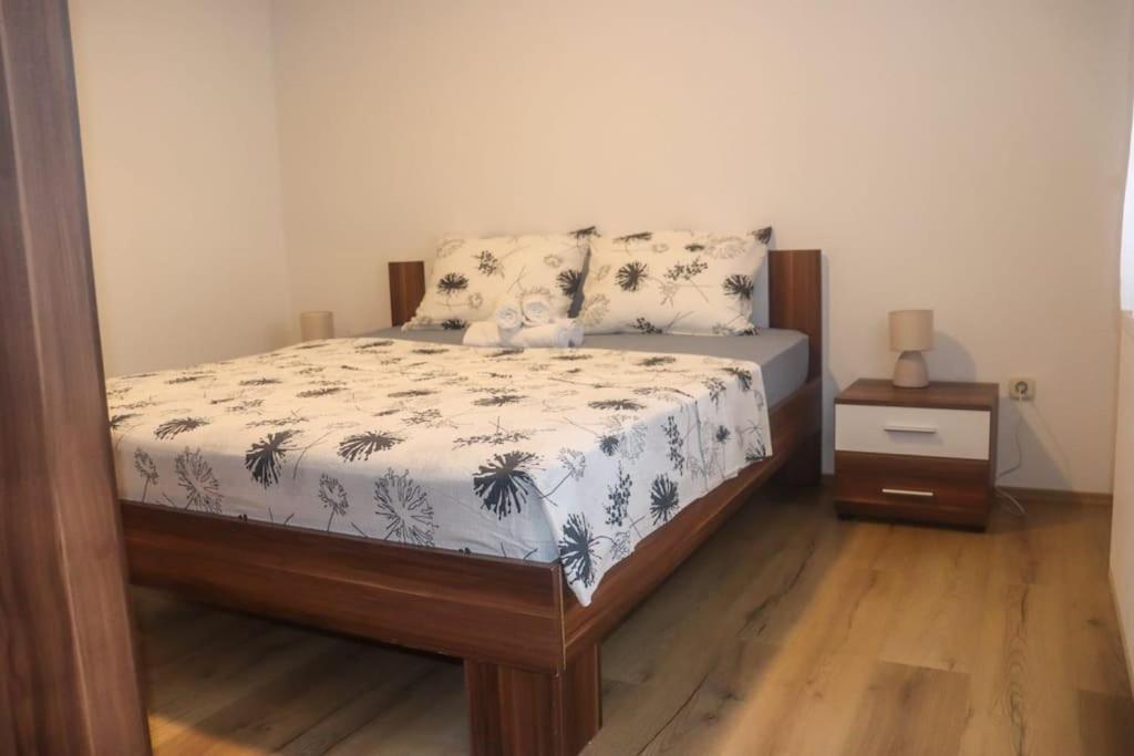 um quarto com uma cama e uma mesa de cabeceira em Apartman Matea em Topići