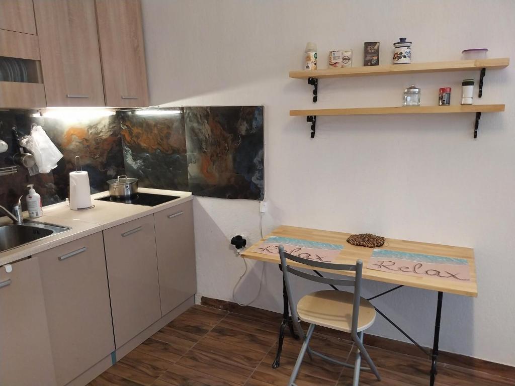 Kuchyňa alebo kuchynka v ubytovaní Panorama Studio Afetes