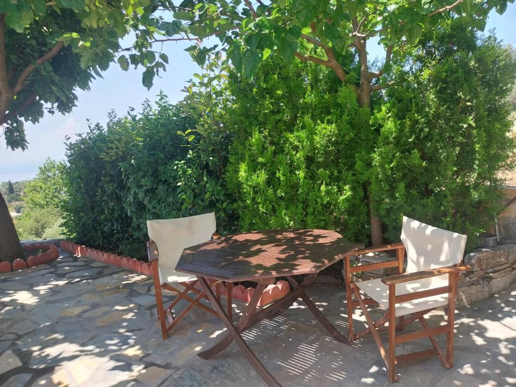 Vonkajšia záhrada v ubytovaní Panorama Studio Afetes