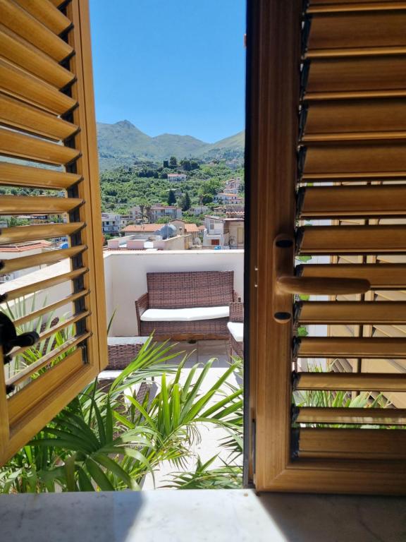 una puerta a un balcón con vistas a un sofá en Casaafauka, en Carini