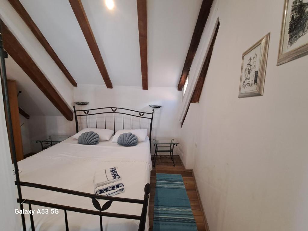 Posteľ alebo postele v izbe v ubytovaní Studio apartman u renesansnoj vili