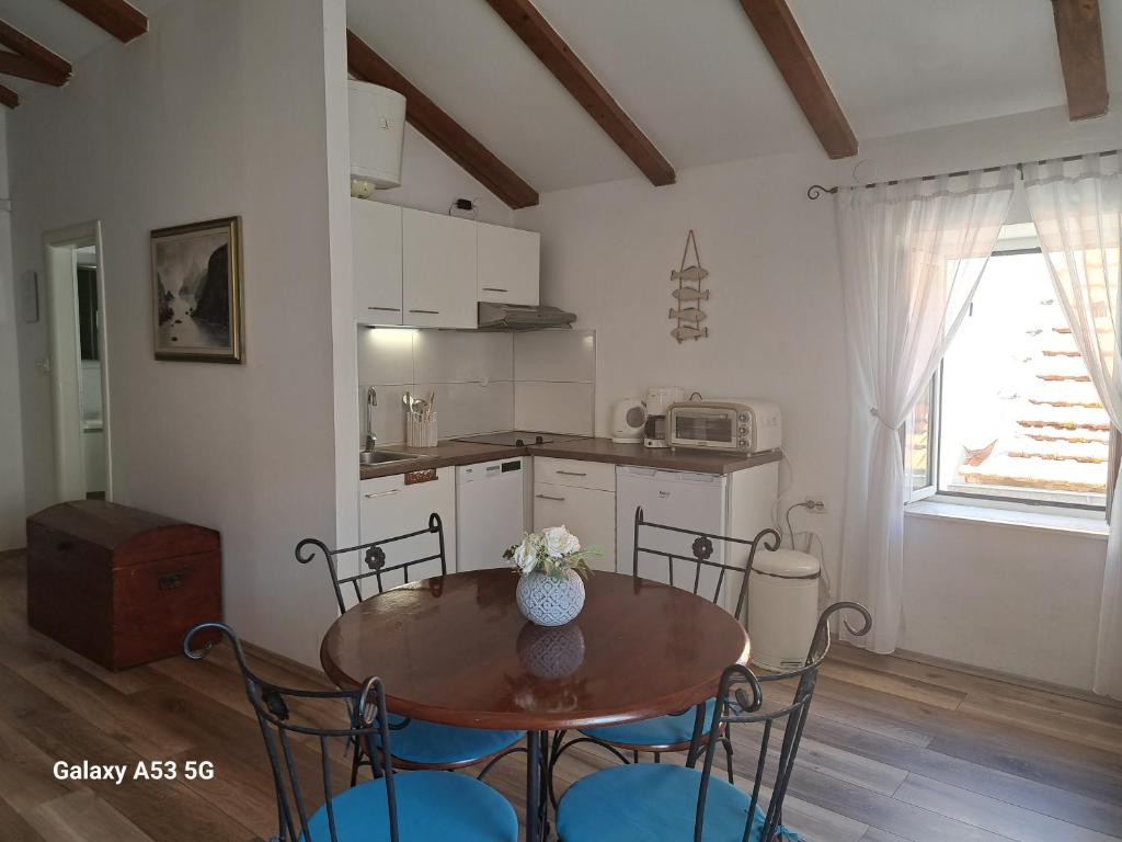 Kuchyňa alebo kuchynka v ubytovaní Studio apartman u renesansnoj vili