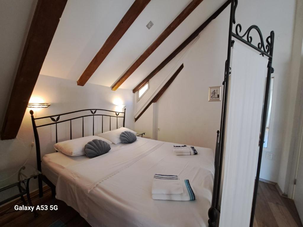 Posteľ alebo postele v izbe v ubytovaní Studio apartman u renesansnoj vili
