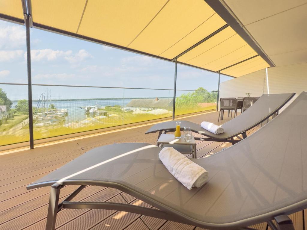 a room with two chairs and a view of the ocean at Appartements "Zum Leuchtturm" Hafen Rankwitz Insel Usedom in Rankwitz