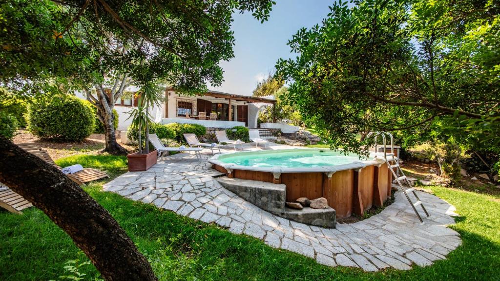 une piscine dans le jardin avec un bain à remous et des arbres dans l'établissement VILLA ISA 6, Emma Villas, à Palau