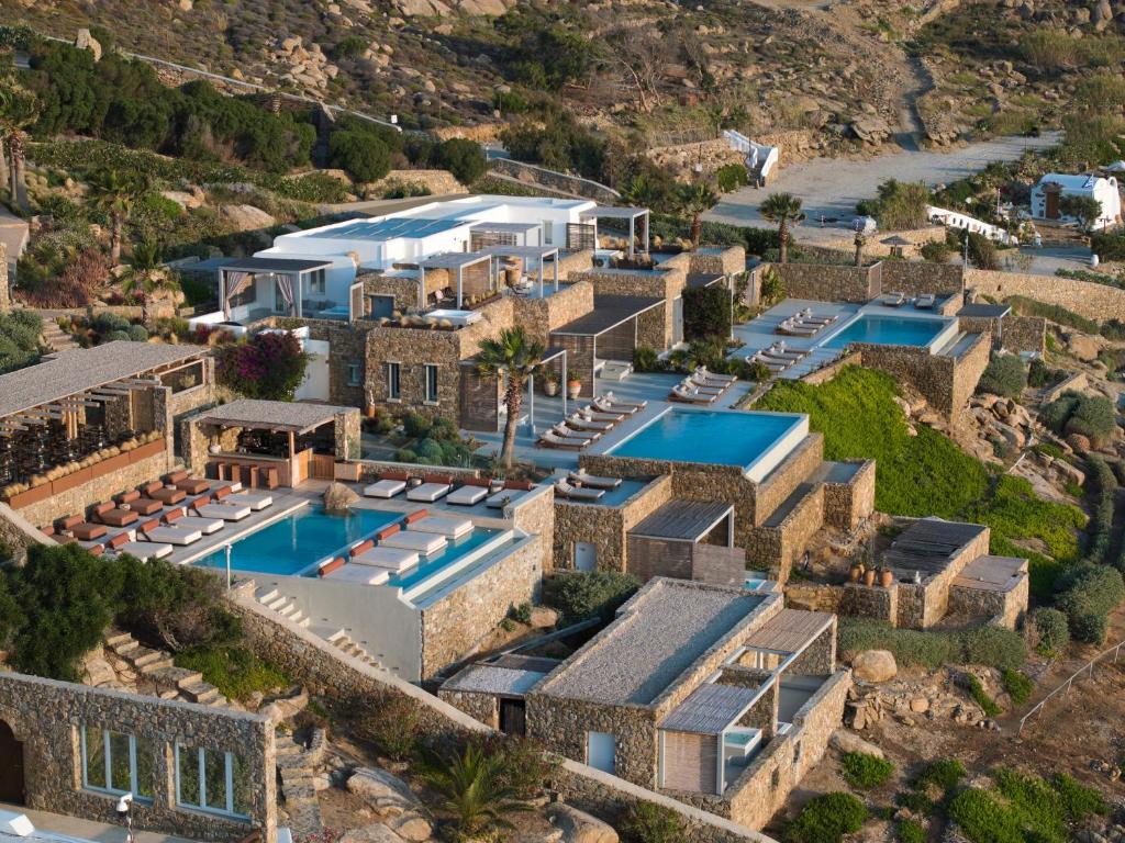 una vista aérea de una mansión con 2 piscinas en Nimbus My Aktis en Super Paradise Beach