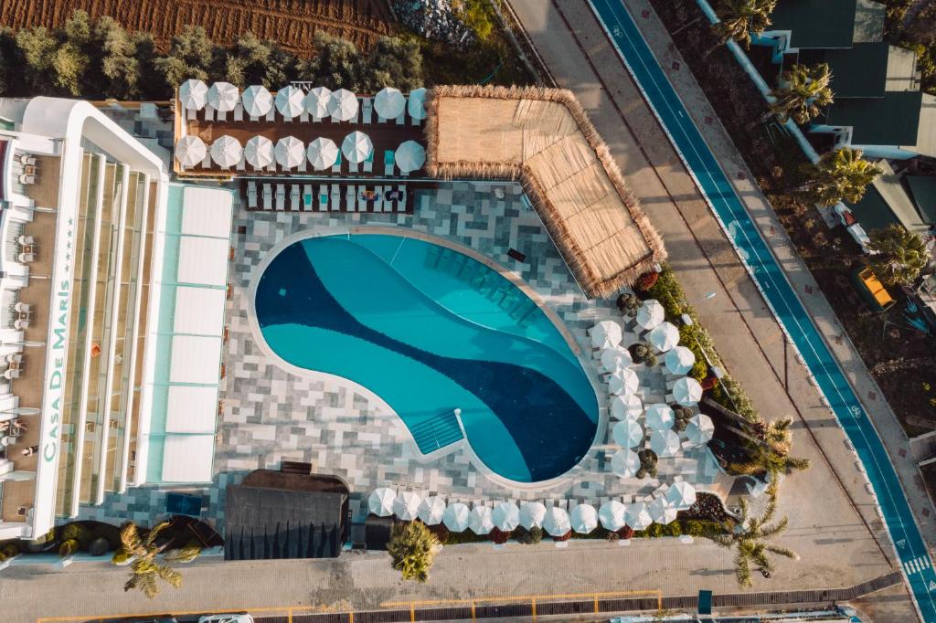 Casa De Maris Spa & Resort Hotel Adult Only 16 Plus في مرماريس: اطلالة علوية على مسبح في منتجع