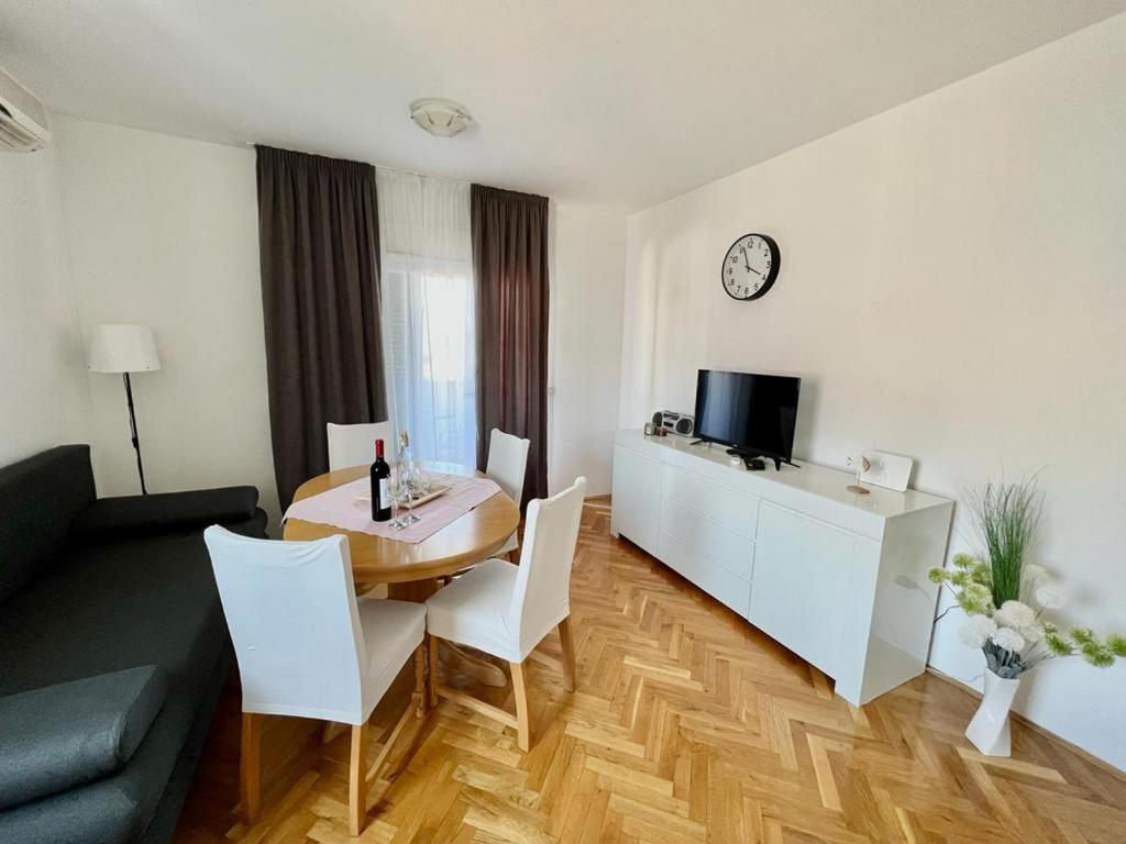 sala de estar con mesa y sofá en Apartment Troisa, en Kaštela