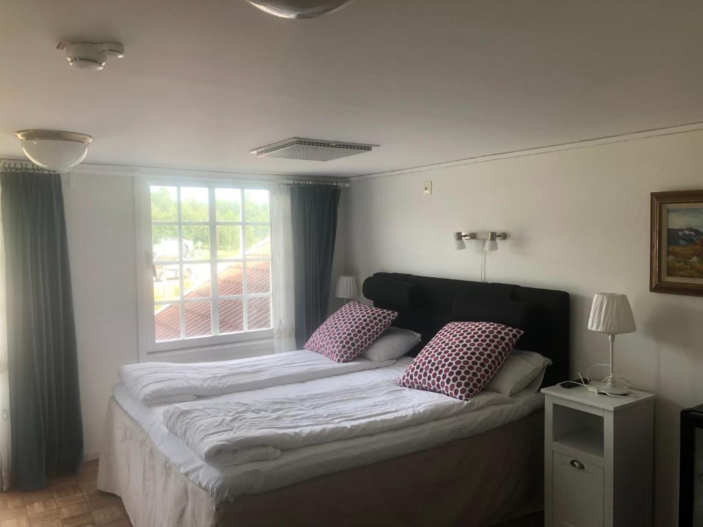Postel nebo postele na pokoji v ubytování Skulesjön Hotell