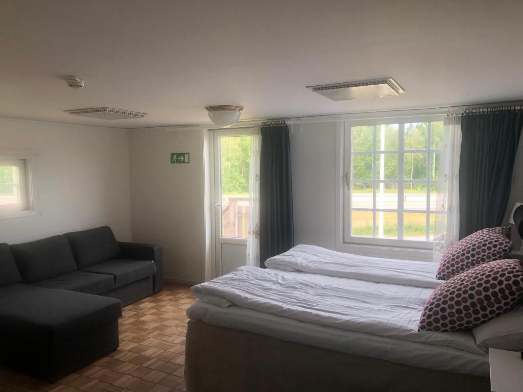 Postel nebo postele na pokoji v ubytování Skulesjön Hotell