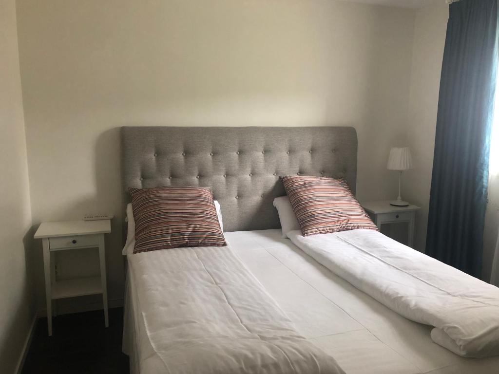 Postel nebo postele na pokoji v ubytování Skulesjön Hotell