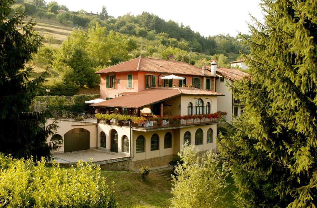 una casa grande en medio de un bosque en La Valletta Relais, en Bérgamo