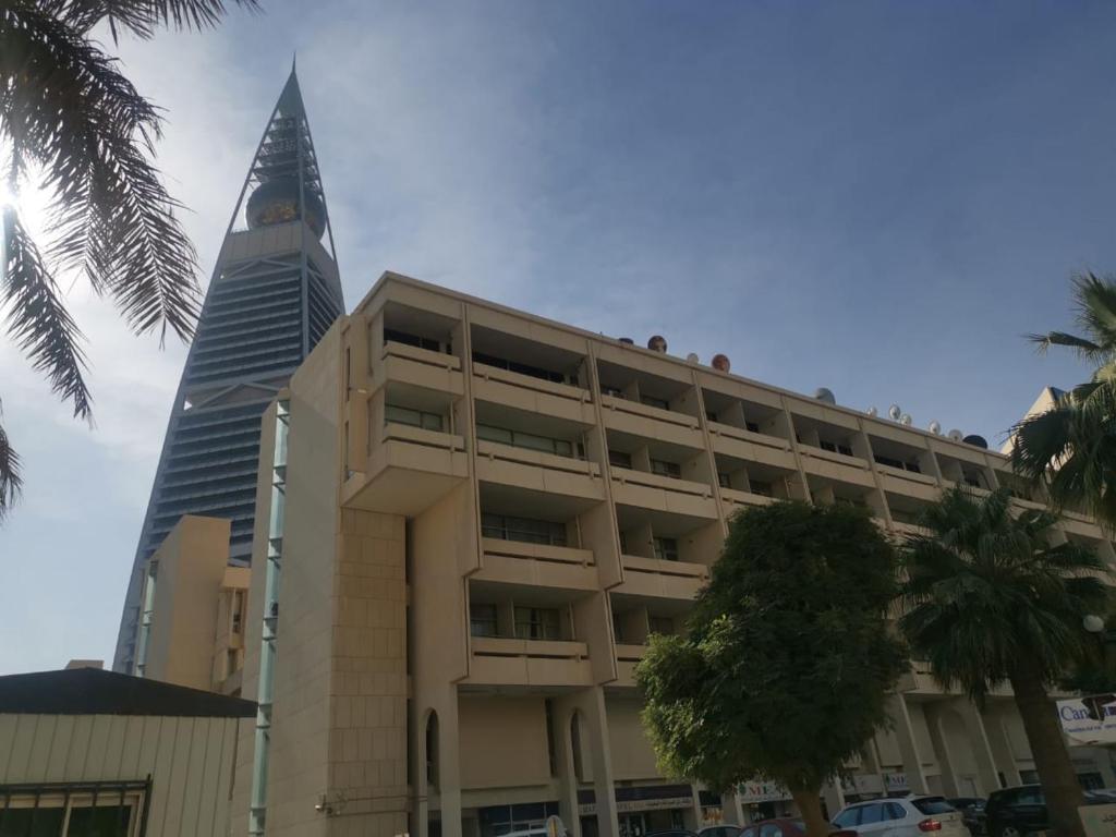 un edificio con una torre de reloj encima en Al Khozama Executive Apartments, en Riad