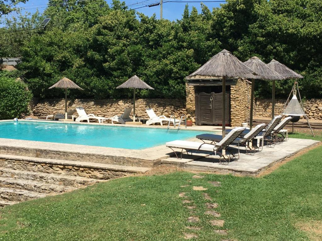 uma piscina com cadeiras e um gazebo em MAS au cœur de la Provence em Grans