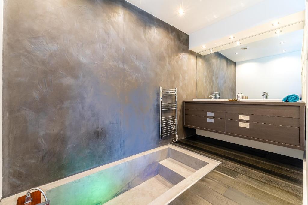 łazienka z wanną i umywalką w obiekcie Villa Canaille par Dodo-à-Cassis w Cassis
