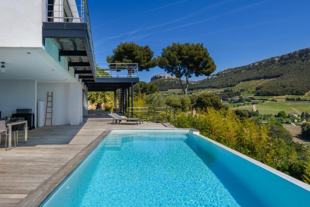 Basen w obiekcie Villa Canaille par Dodo-à-Cassis lub w pobliżu