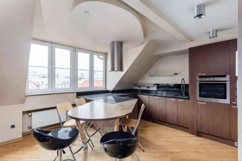- une cuisine avec une table et des chaises dans la chambre dans l'établissement 3 Floor Luxury Apartment 150 m2 - Old Town - Downtown View - Piwna, à Varsovie