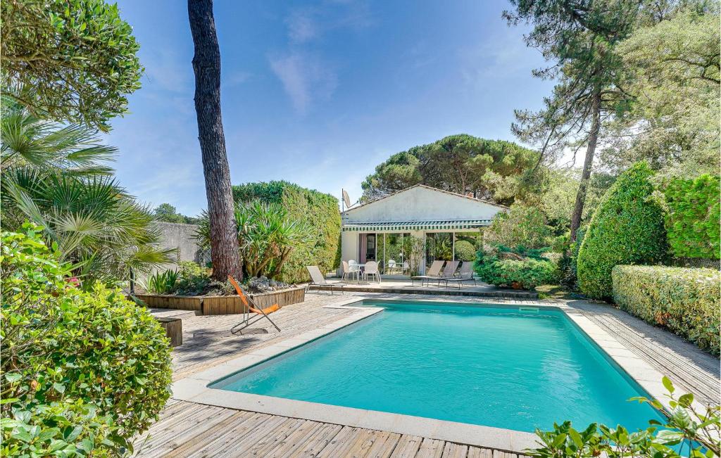 ラ・フロットにあるCozy Home In Sainte-marie-de-r With Private Swimming Pool, Can Be Inside Or Outsideのデッキ付きのスイミングプール、家