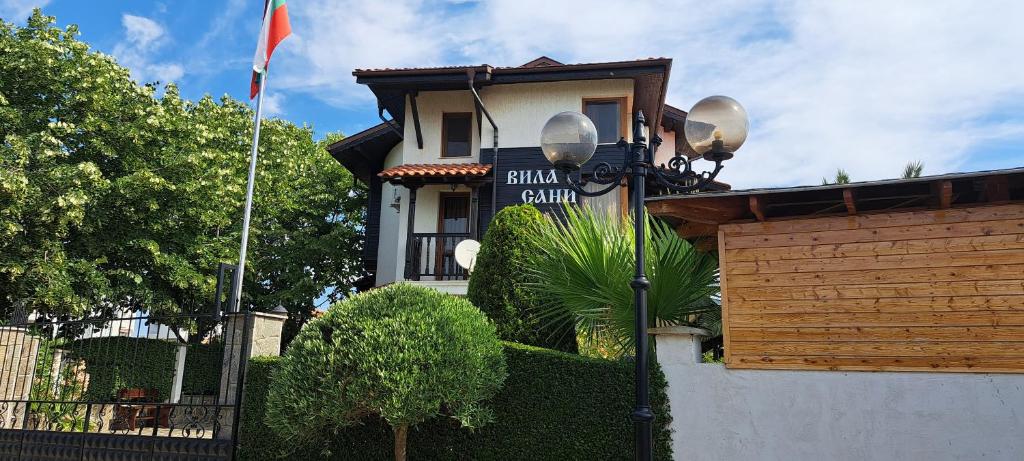 una casa con una bandera delante de ella en Sani Holiday Village en Sozopol