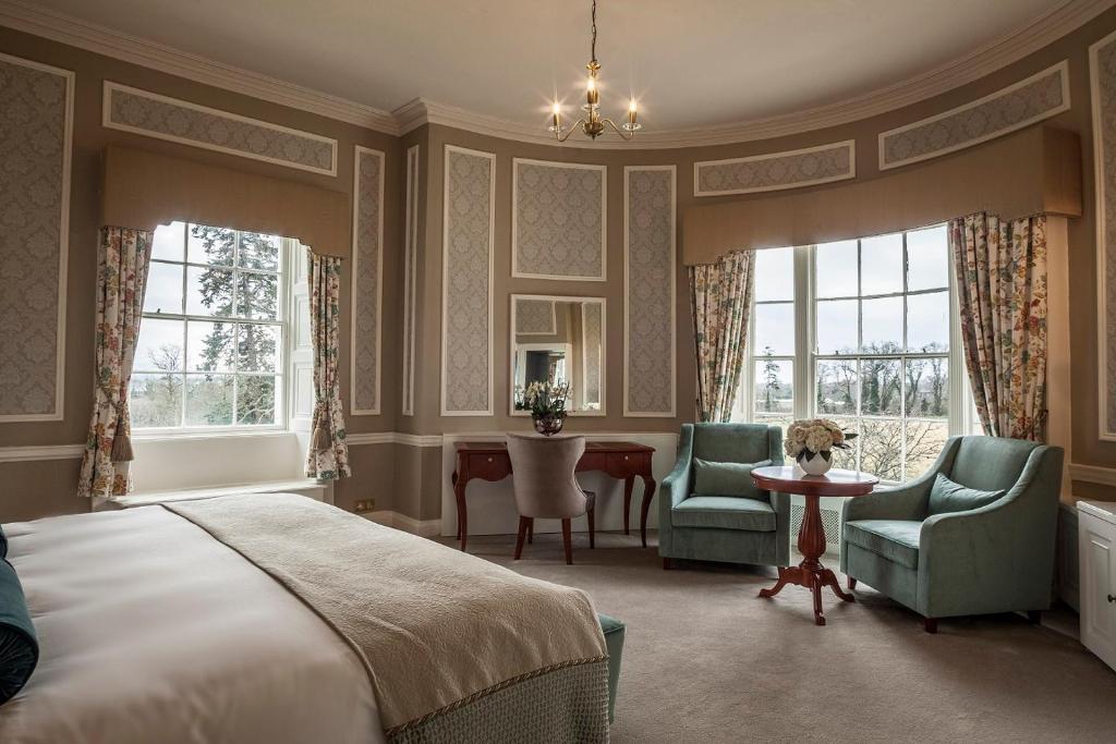 Ένα ή περισσότερα κρεβάτια σε δωμάτιο στο Leixlip Manor Hotel