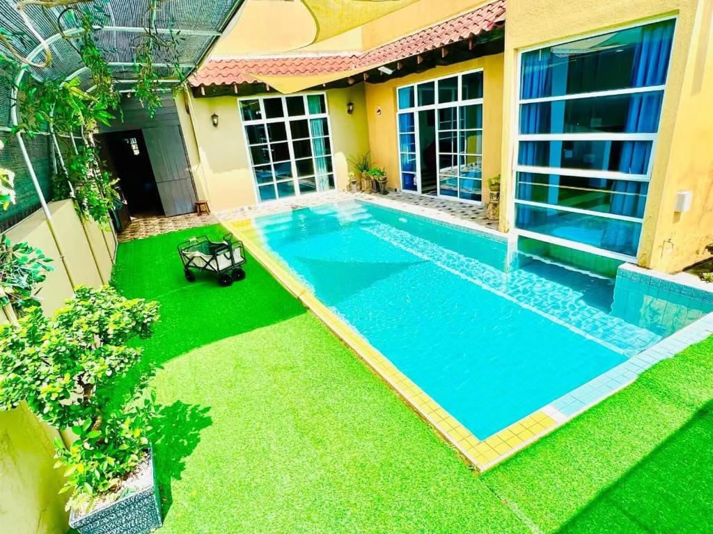 an image of a swimming pool in the yard of a house at Batu Pahat Santalia Pool Villa 4BR 1k4Q 12~16px in Batu Pahat