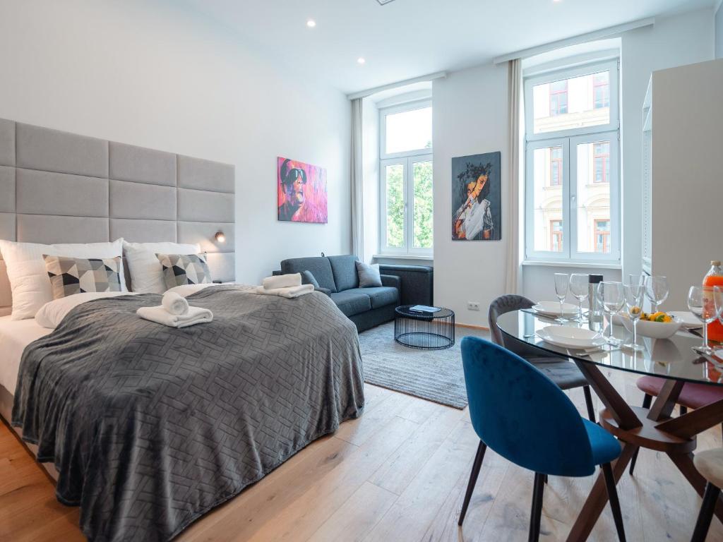 1 dormitorio con 1 cama y comedor en SKY9 Apartments Stadthalle, en Viena