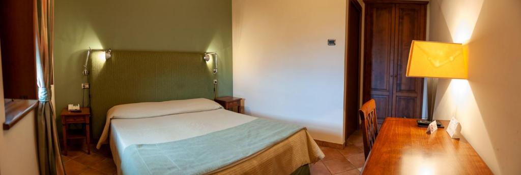 A bed or beds in a room at Hotel La Fattoria