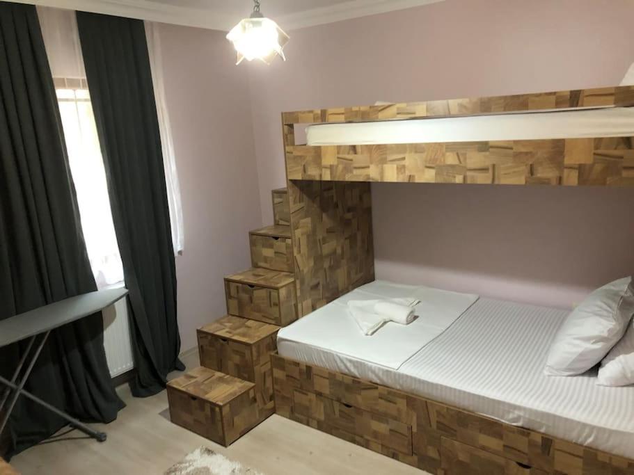 ein Schlafzimmer mit einem Etagenbett mit Holzkisten in der Unterkunft Deniz manzaralı lüks daire in Uğurlu